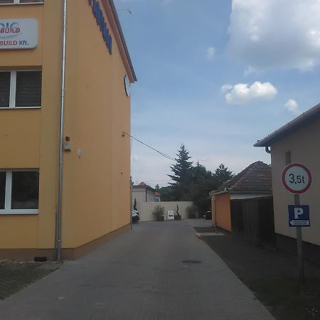 Dig Build Apartmanhaz Hotel Gyula Exterior foto