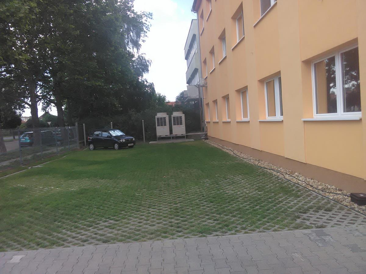 Dig Build Apartmanhaz Hotel Gyula Exterior foto